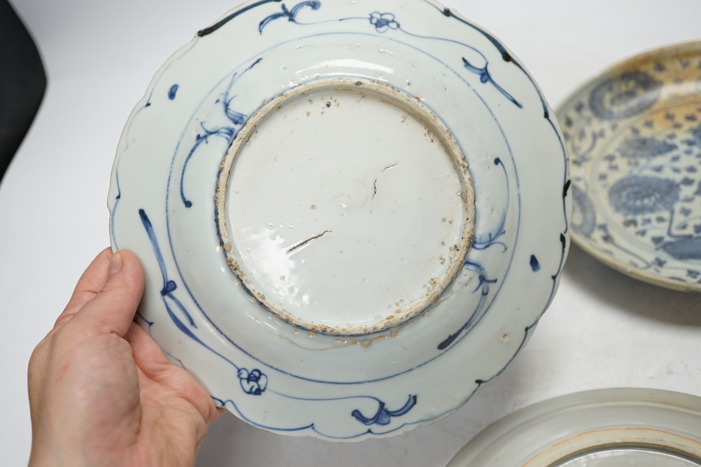 Three Chinese late Ming blue and white dishes, largest 21cm